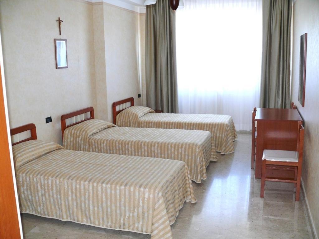 Albergo Casa Del Pellegrino Monte SantʼAngelo الغرفة الصورة