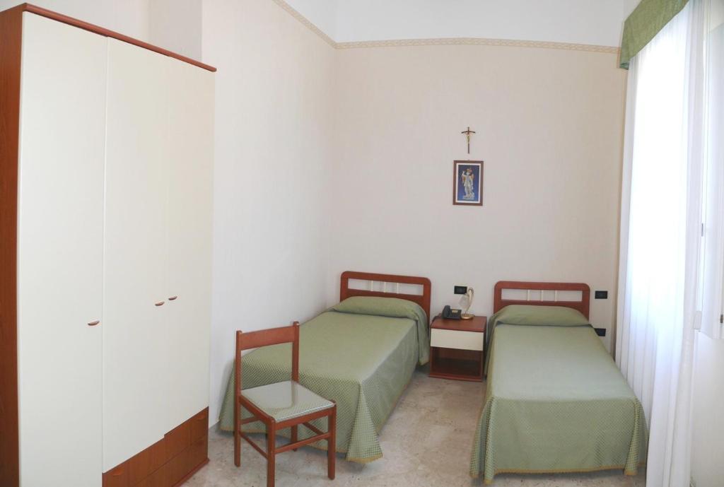 Albergo Casa Del Pellegrino Monte SantʼAngelo الغرفة الصورة