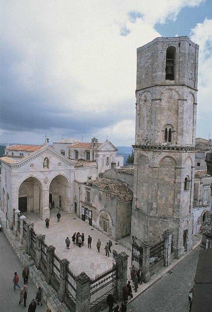 Albergo Casa Del Pellegrino Monte SantʼAngelo المظهر الخارجي الصورة
