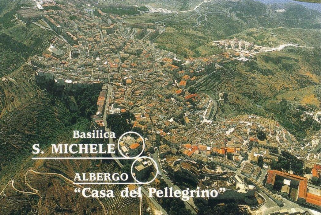 Albergo Casa Del Pellegrino Monte SantʼAngelo المظهر الخارجي الصورة