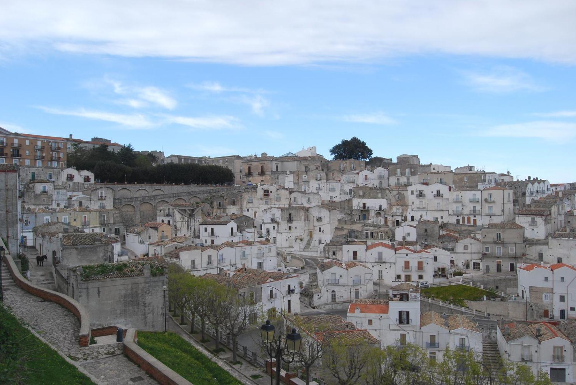 Albergo Casa Del Pellegrino Monte SantʼAngelo المظهر الخارجي الصورة